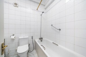 Secadora de cabello, toallas, jabón, papel de baño 