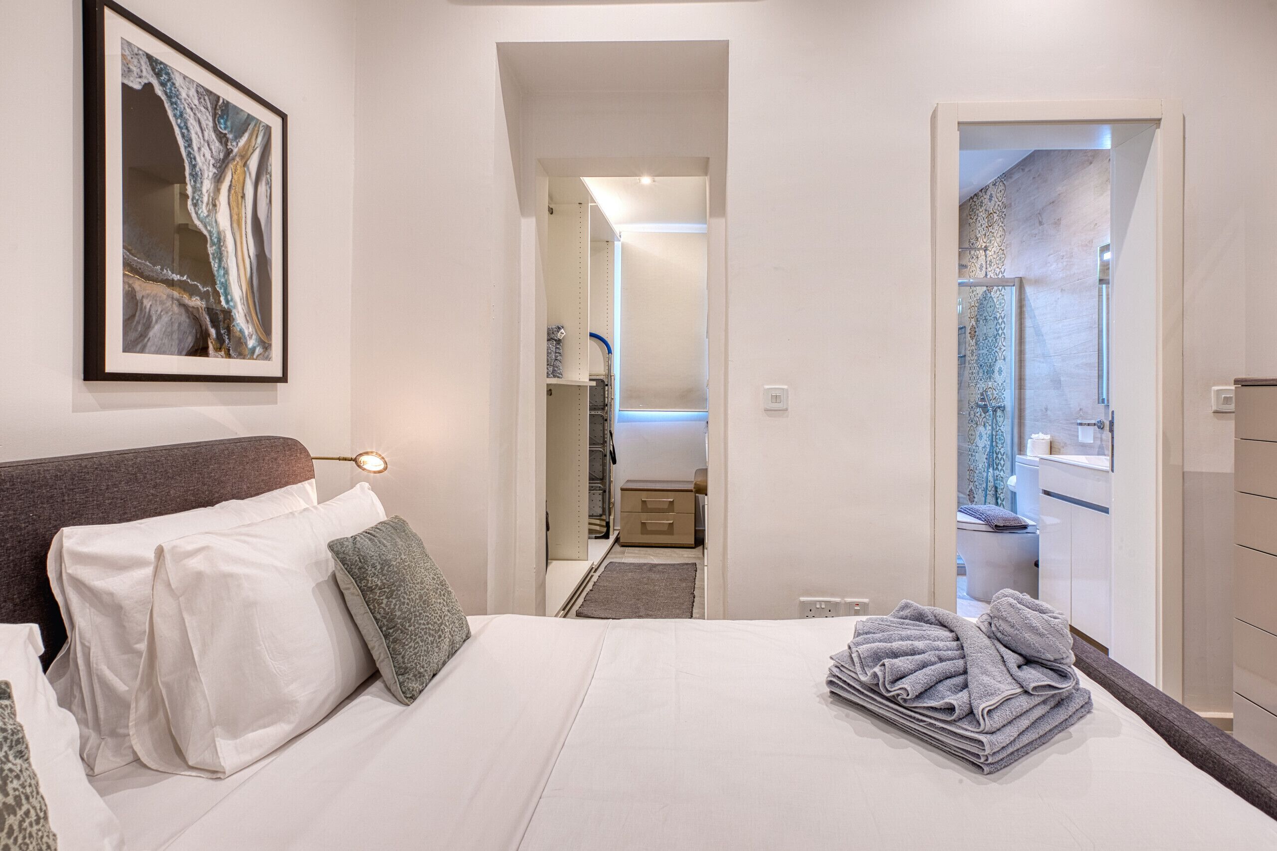 2 habitaciones, tabla de planchar con plancha y wifi gratis 