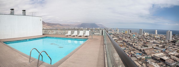 Departamento básico, balcón, vista a la ciudad | Alberca | Alberca al aire libre