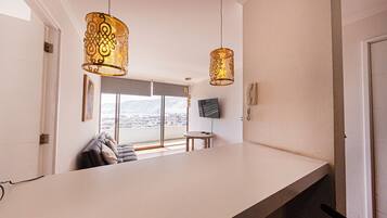 Apartamento básico, sacada, vista para a cidade | Parte interna