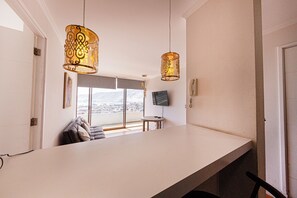 Apartamento básico, balcón, vistas a la ciudad | Interior