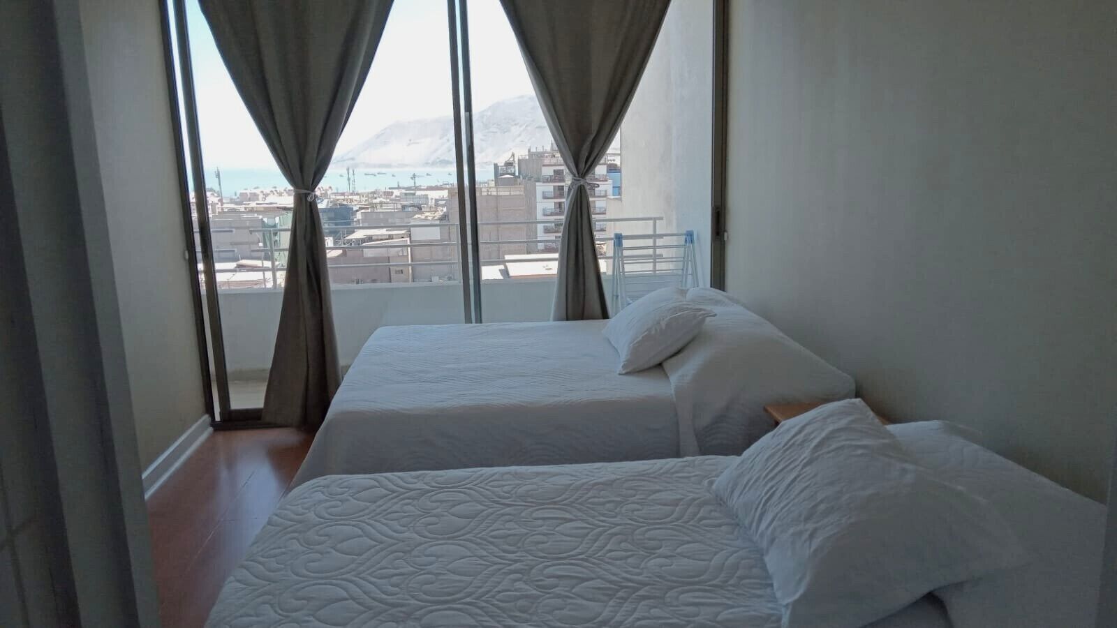 Apartamento básico, sacada, vista para a cidade