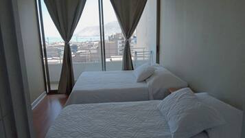 Apartamento básico, sacada, vista para a cidade