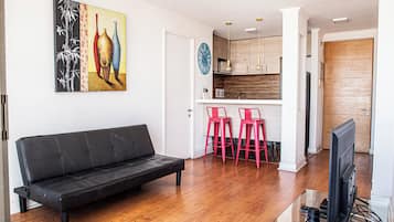 Apartemen Basic, balkon, pemandangan kota | Interior