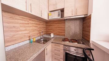 Apartamento básico, sacada, vista para a cidade | Cozinha privada