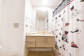 Basic Apartment, Balcony, City View | Bathroom - Depto Suite Centro Iquique (Iquique)