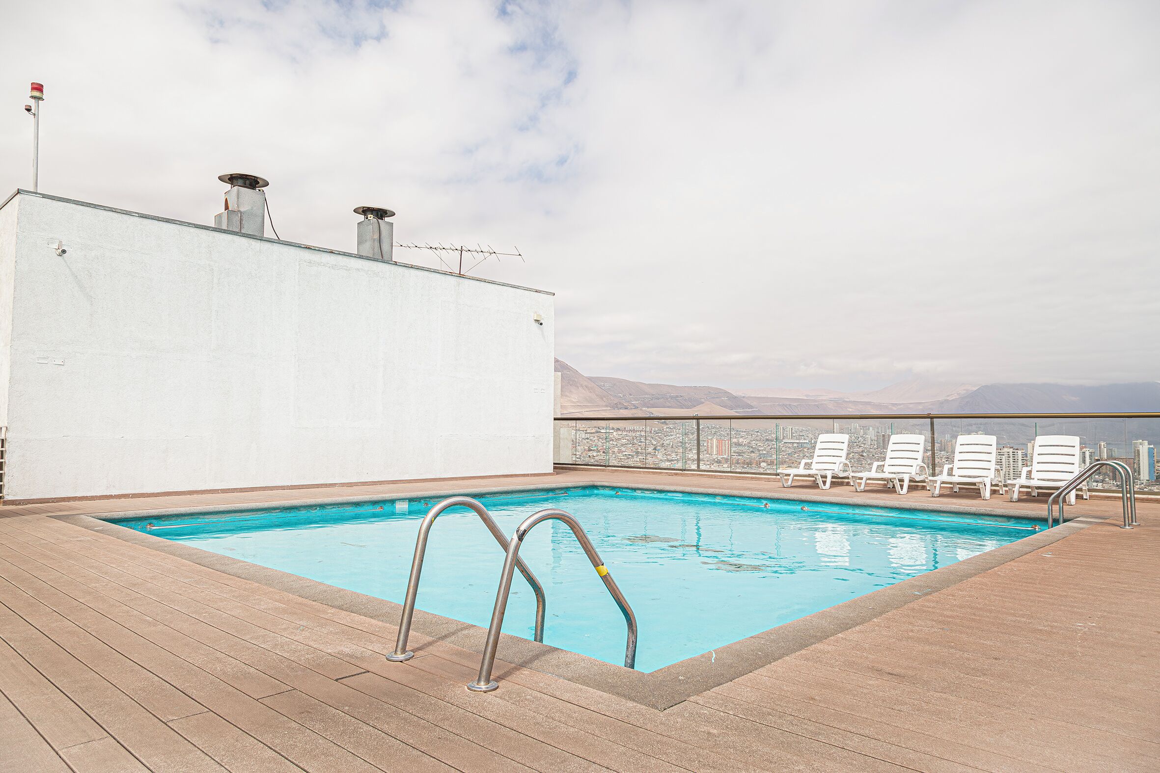 Apartamento básico, sacada, vista para a cidade | Piscina