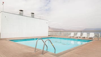 Apartamento básico, sacada, vista para a cidade | Piscina