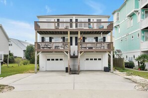 Exterior - Shell Of a Ball 3 beds, 2 1/2 bath - 3 blocks from the ocean (Carolina Beach)