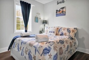 3 bedrooms, WiFi, bed sheets, wheelchair access - Shell Of a Ball 3 beds, 2 1/2 bath - 3 blocks from the ocean (Carolina Beach)