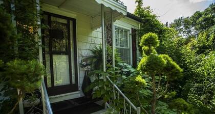 Niagara Heritage Cottage Rental Situated on large treed lot in NOTL