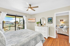 2 bedrooms, iron/ironing board, travel cot, free WiFi - Carolina Breeze - Walk to Carolina Beach (Carolina Beach)