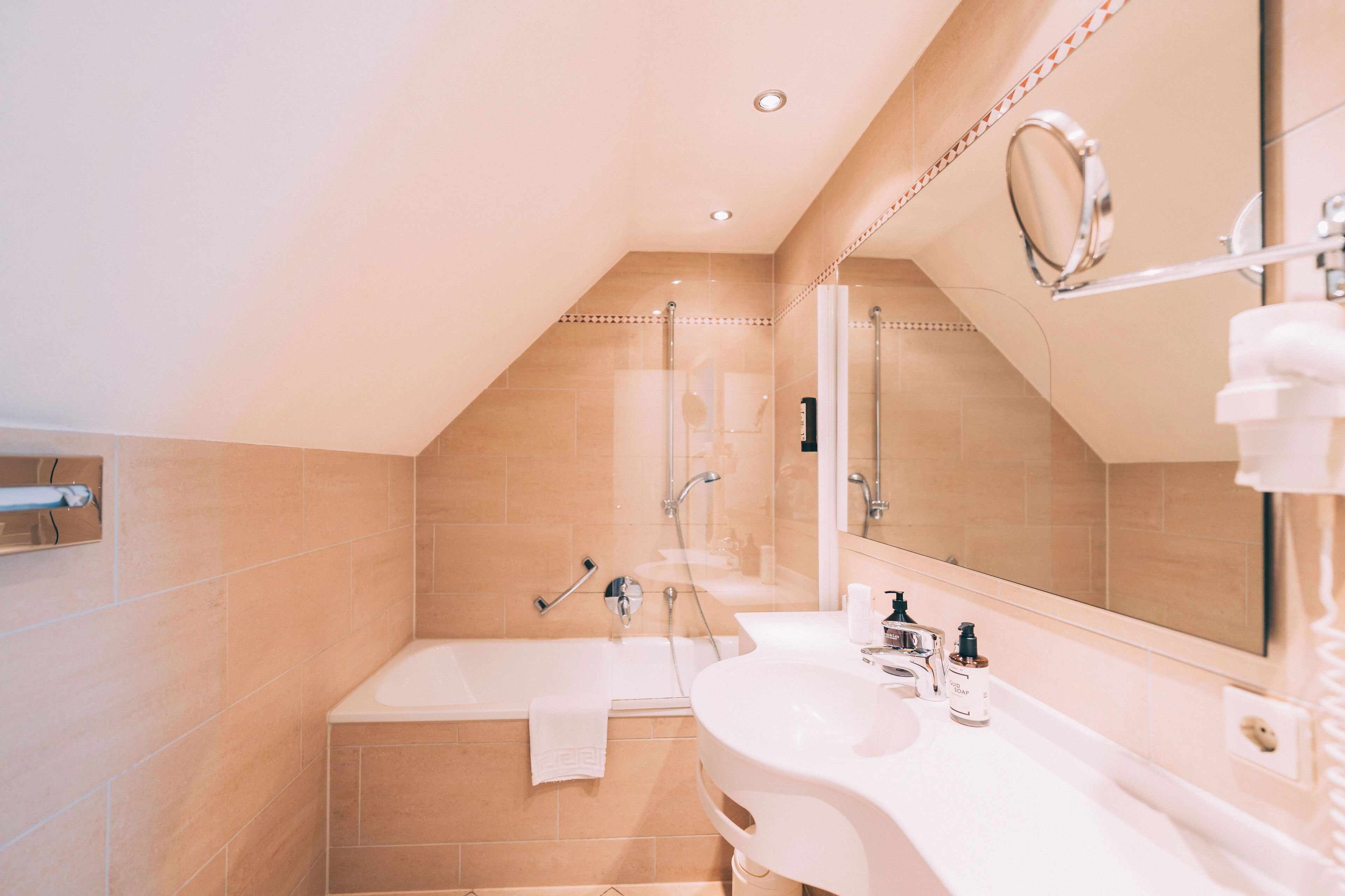 Superior-Einzelzimmer | Badezimmer | Handtücher, Seife, Shampoo, Toilettenpapier