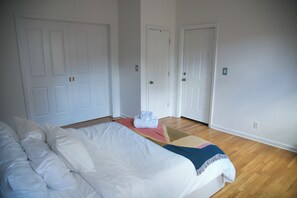 3 habitaciones, tabla de planchar con plancha, internet y ropa de cama 