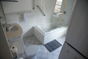 Regadera, tina de hidromasaje, secadora de cabello, bidet 