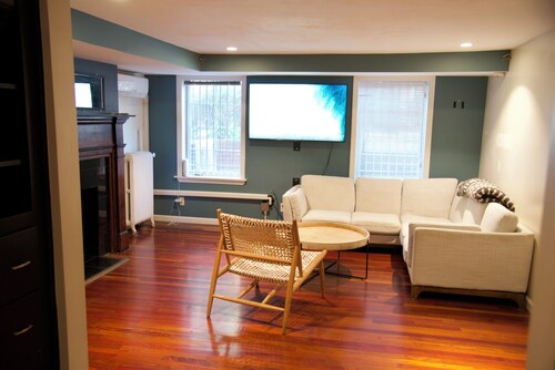 Spacious 6-bedroom townhome 45mins from World Cup