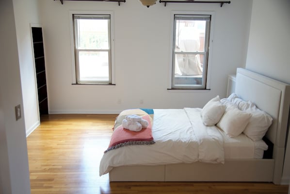 3 bedrooms, iron/ironing board, internet, bed sheets