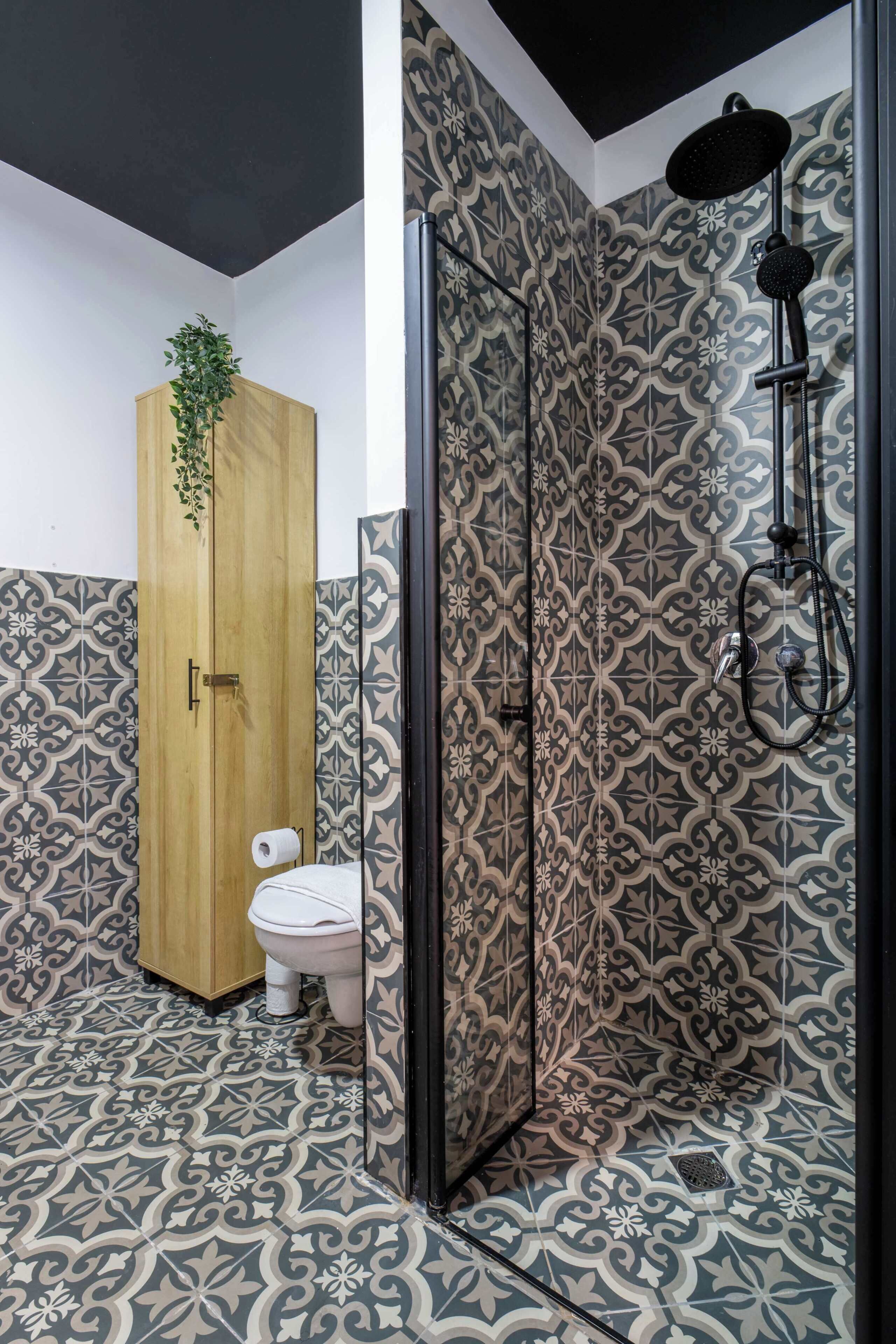 Shower, hair dryer, towels, shampoo