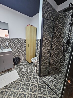 Dusche, Haartrockner, Handtücher, Seife