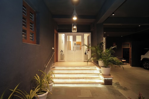 Central Jaipur Luxury Stay with Terrace & Beautiful Aravali Views