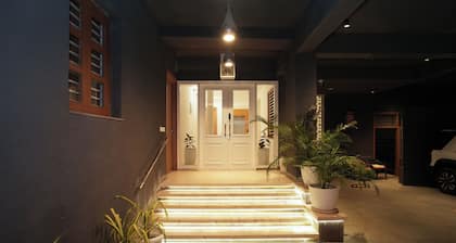 Central Jaipur Luxury Stay with Terrace & Beautiful Aravali Views