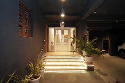 Central Jaipur Luxury Stay with Terrace & Beautiful Aravali Views