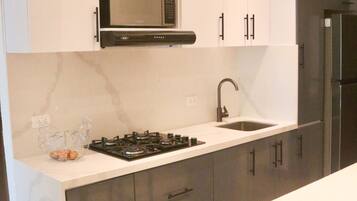 Refrigerador, microondas, placa de cocina, cafetera/tetera