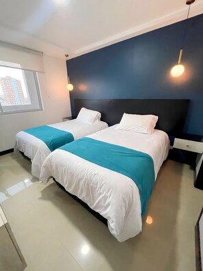 2 Schlafzimmer, Schreibtisch, Bügeleisen/Bügelbrett, Reisekinderbett