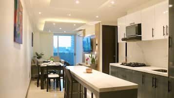 Refrigerador, microondas, parrilla de estufa y cafetera y tetera