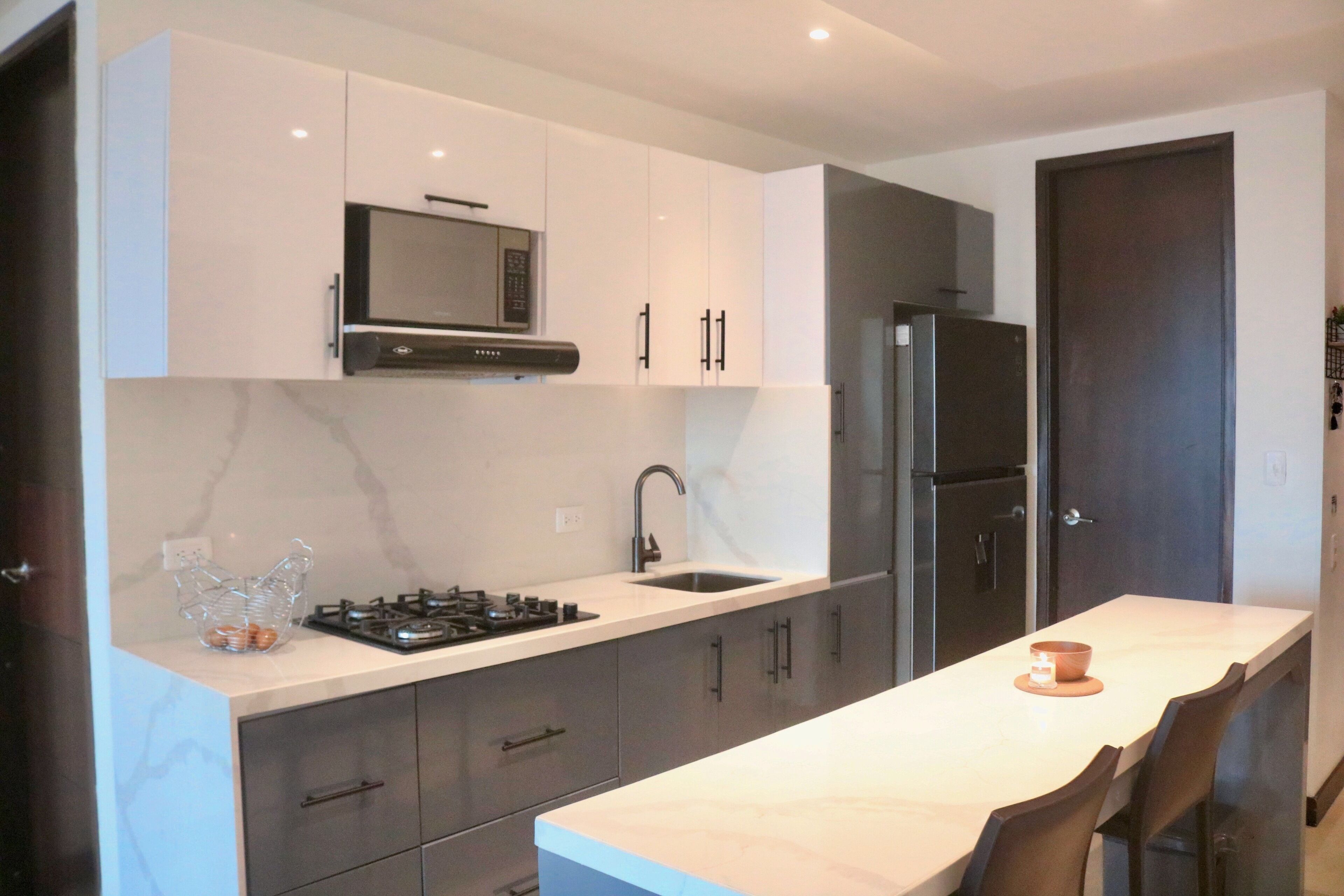 Een koelkast, een magnetron, een kookplaat