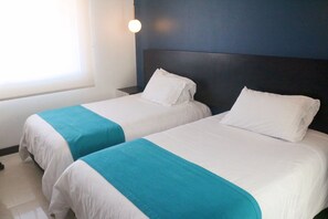 2 habitaciones, escritorio y tabla de planchar con plancha 