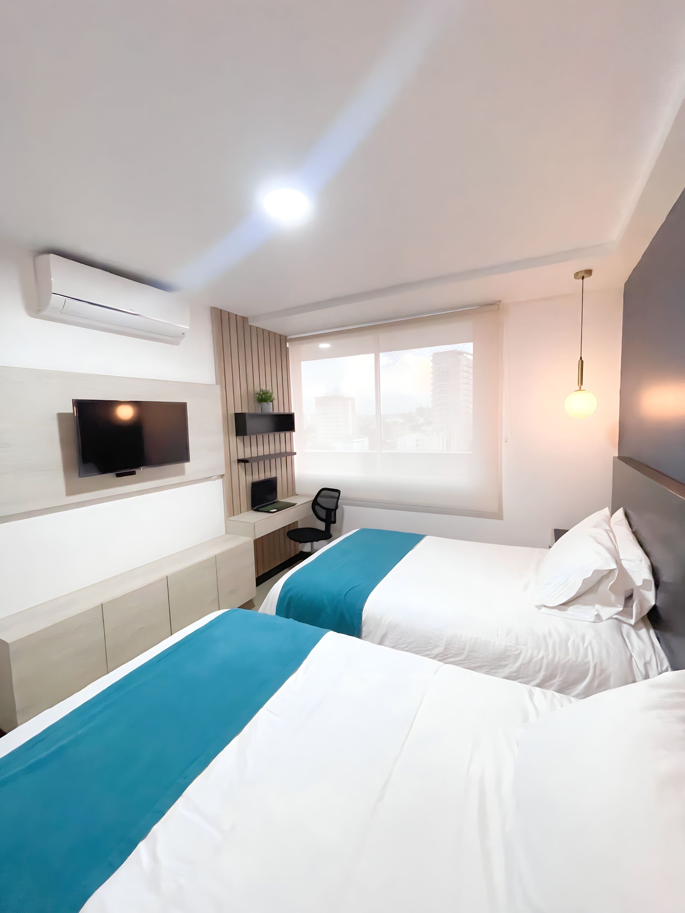 2 habitaciones, escritorio y tabla de planchar con plancha 