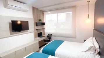 2 habitaciones, escritorio y tabla de planchar con plancha