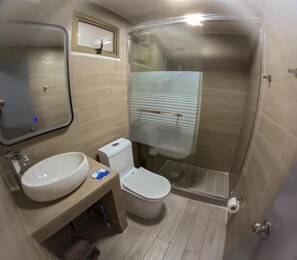 Comfort Double Room, Courtyard View | Bathroom - Hotel Divasto (Iquique)