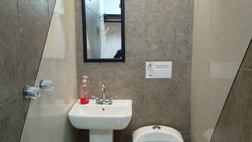 Habitació doble Comfort | Bany | Dutxa, tovalloles, sabó i xampú