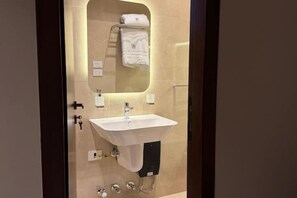 Regadera, toallas, jabón, papel de baño 