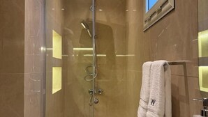 淋浴设施、毛巾、肥皂、卫生纸
