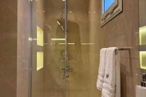 Douche, serviettes fournies, savon, papier de toilette