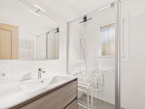 Shower, hair dryer - House for 4 · garden · heart of Les Sables (Les Sables-d´Olonne)