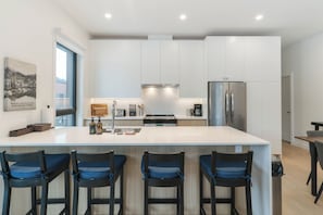 Appart'hôtel Luxe, vue montagne | Cuisine privée | Grand réfrigérateur, micro-ondes, four, plaque de cuisson