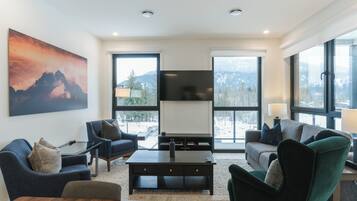 Luxury Condo, Mountain View | Living area