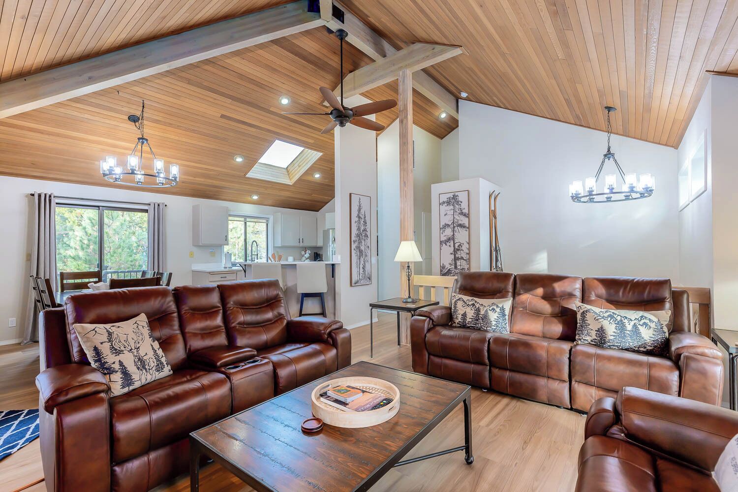 Älytelevisio, takka, pöytäjalkapallopöytä, pöytätennispöytä