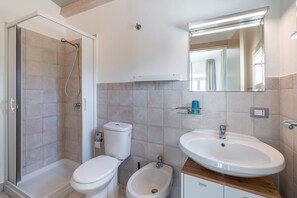 Ducha, artículos de higiene personal gratuitos y secador de pelo