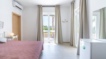1 bedroom, desk, WiFi, bed sheets