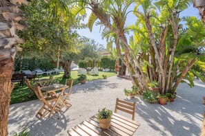 Outdoor dining - Room 'B&B Estremo Sud Marzamemi' with Shared Terrace, Wi-Fi and Air Conditioning (Marzamemi)