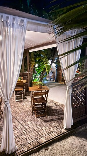 Outdoor dining - Room 'B&B Estremo Sud Marzamemi' with Shared Terrace, Wi-Fi and Air Conditioning (Marzamemi)