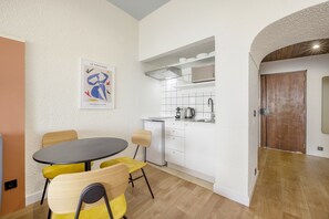 Studio | Private kitchen | Coffee/tea maker, electric kettle, highchair - Amarelo Studio by Olala Homes  (Cascais)
