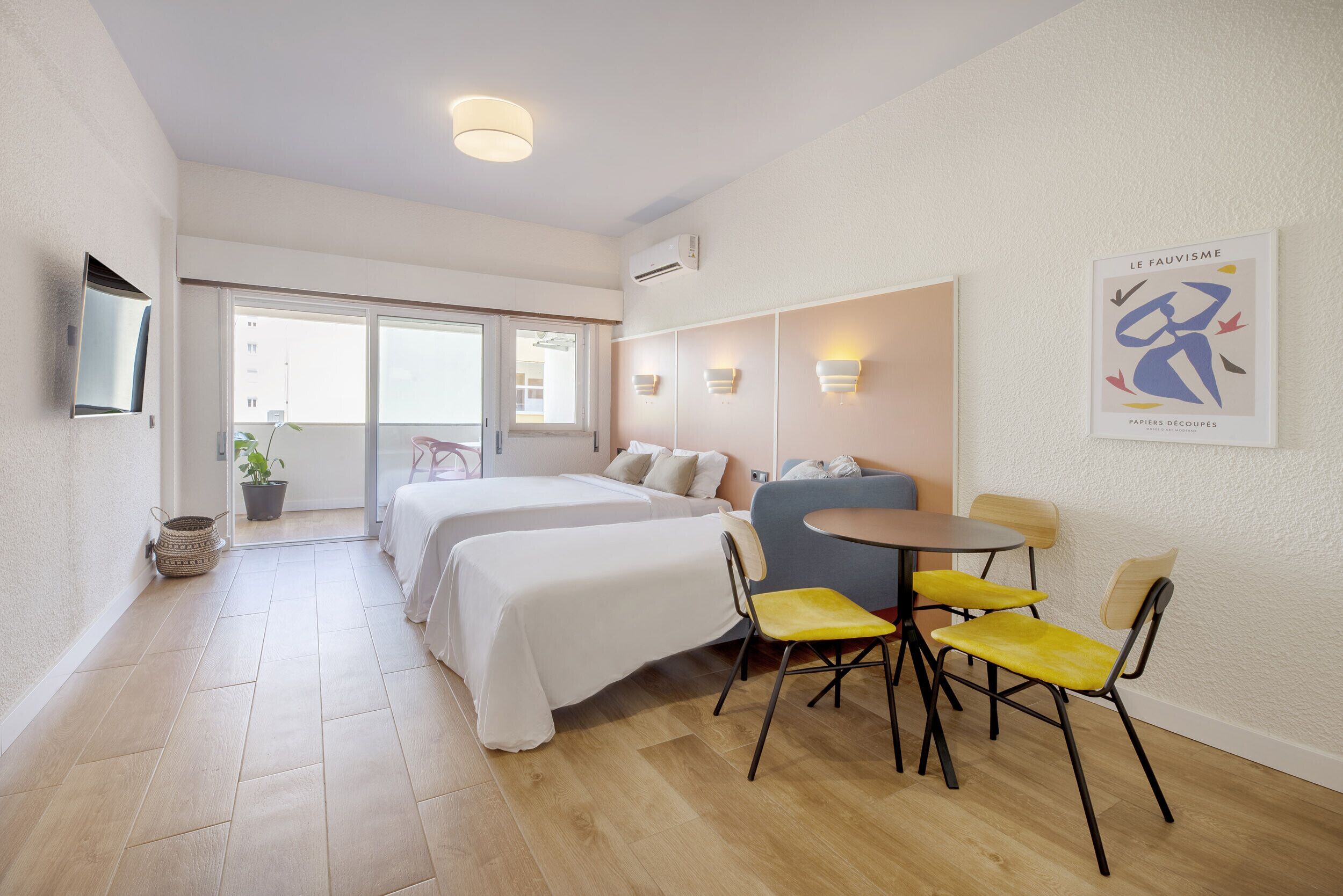 Iron/ironing board, free WiFi, bed sheets