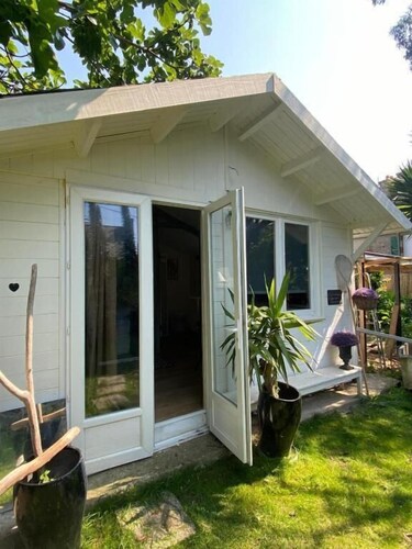 Les Studios de la Côte Roz: Solo Traveler, Garden