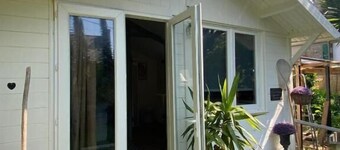 Les Studios de la Côte Roz: Solo Traveler, Garden